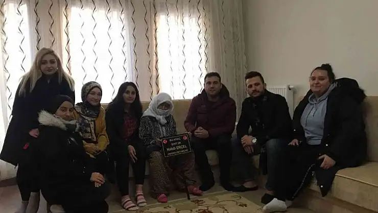 Şehit annesi, oğlunun mezarına fidan dikileceğini öğrenince gözyaşlarına hakim olamadı