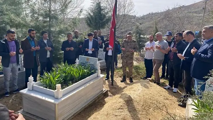 Şehit güvenlik korucusu kabri başında anıldı