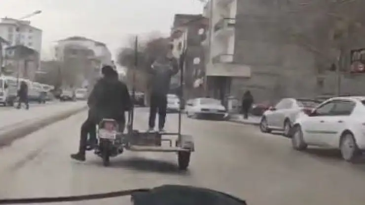 Sepetli motosiklette tehlikeli yolculuk, kameralara yansıdı