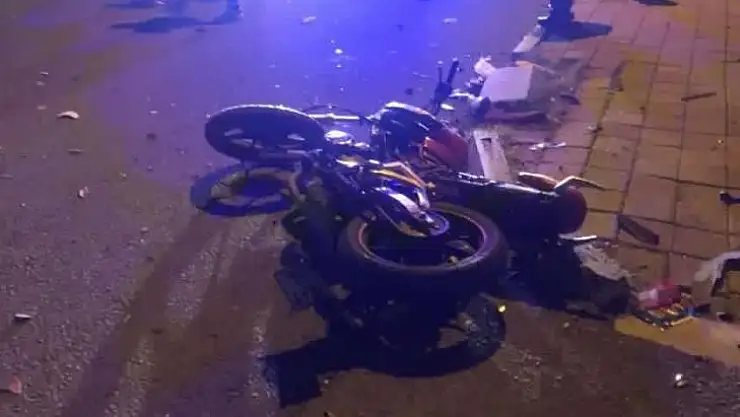 Sokak ortasında sürat yaptı, kuryeyi metrelerce uçurdu