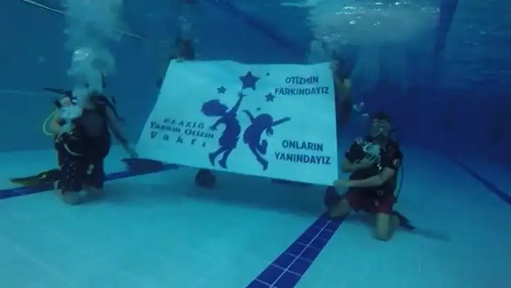 Su altında 'Otizmin farkındayız, onların yanındayız' pankartı
