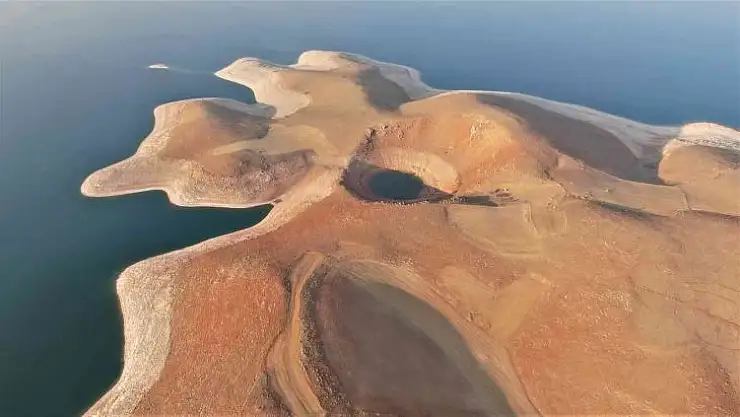 Sular çekilince ortaya çıkan devasa obruk drone ile görüntülendi