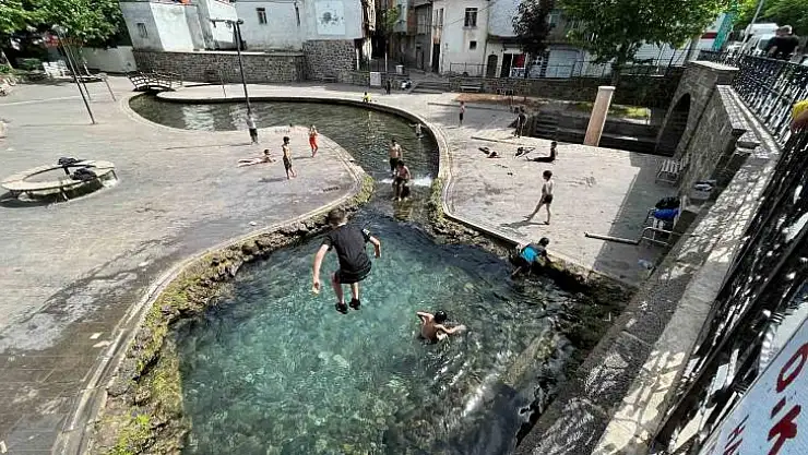 Tarihi Anzele suyunda havaların ısınmasıyla balıkların yerini çocuklar aldı