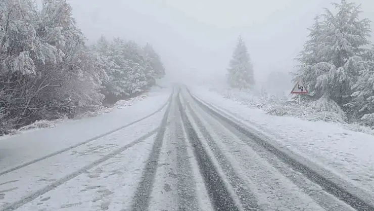 Tarihi mahalle beyaza büründü