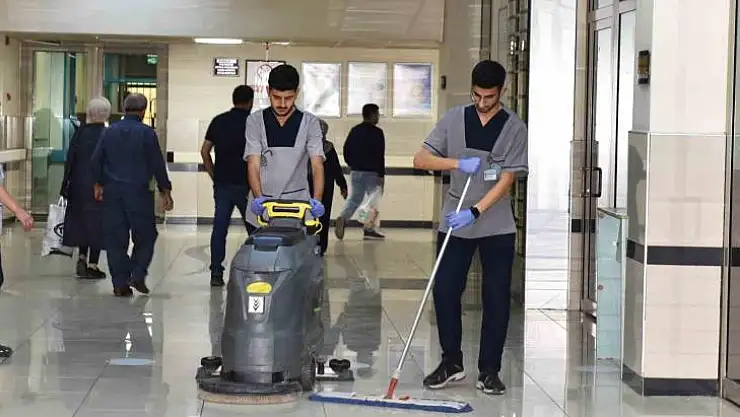 Tıp öğrencileri, kazandıkları fakültenin hastanesinde hem okuyor hem çalışıyor