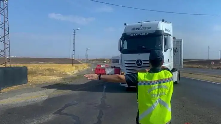 Trafik jandarması 'arka koruma çerçeve' hakkında bilgilendirmede bulundu