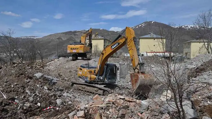 Tunceli'de ağır hasarlı binalar yıkılıyor