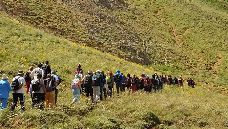 Tunceli'de doğa harikası krater gölüne gezi