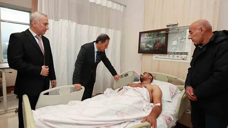 Vali Usta hastanede yaralıları ziyaret etti