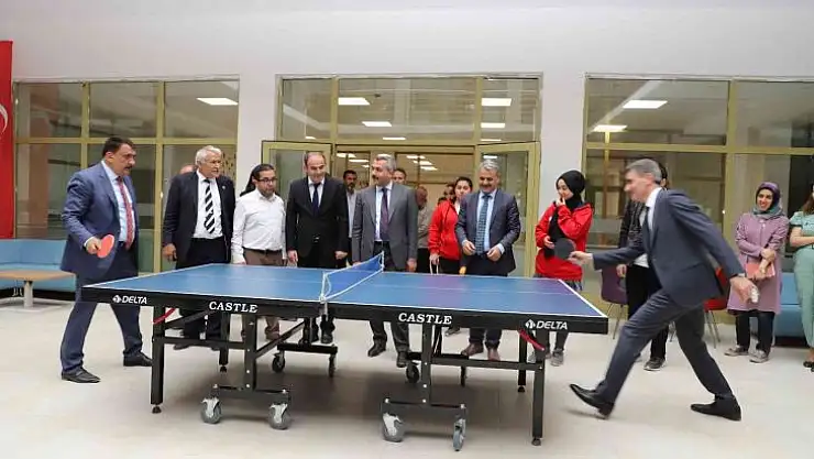 Vali ve başkan masa tenisi oynadı, bakan yardımcısı hakem oldu