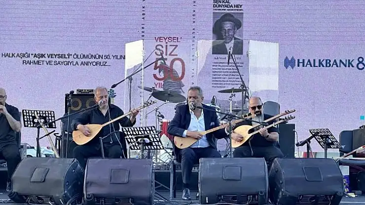 Yavuz Bingöl 'Aşık Veysel'siz 50 Yıl' turnesinde depremzedelerle buluştu