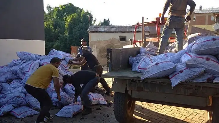 Yedisu'da ihtiyaç sahiplerine kömür dağıtımı başladı