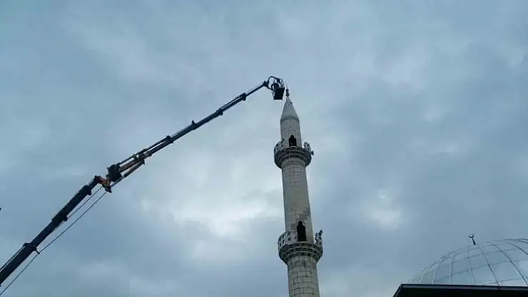 Yıldırımın düştüğü minarede hasar meydana geldi