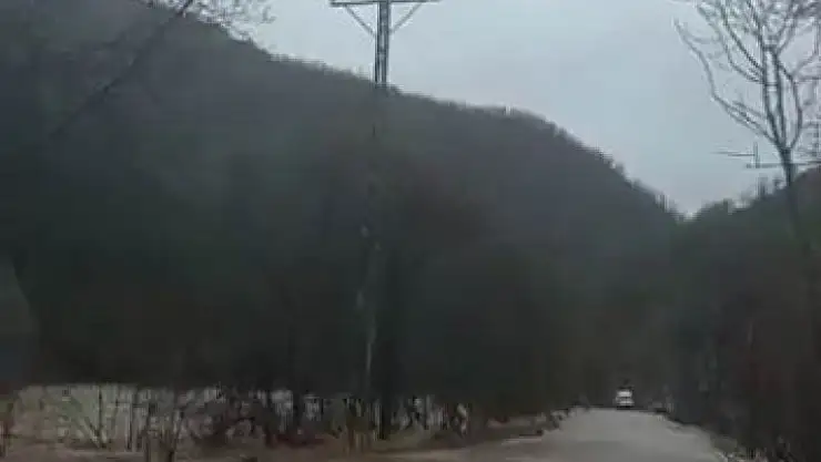 Yoğun yağış nedeni ile Munzur çayı taştı, yol ulaşıma kapandı