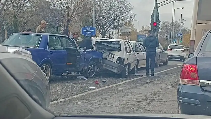 Elazığ'da dört araç birbirine girdi: İki yaralı!