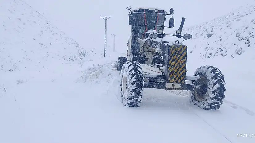 Köy yollarında 'Beyaz' mücadele: Elazığ'da kapalı yollar tek tek açılıyor