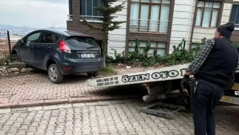 Elazığ'da kontrolünü kaybeden sürücü istinat duvarına çarptı