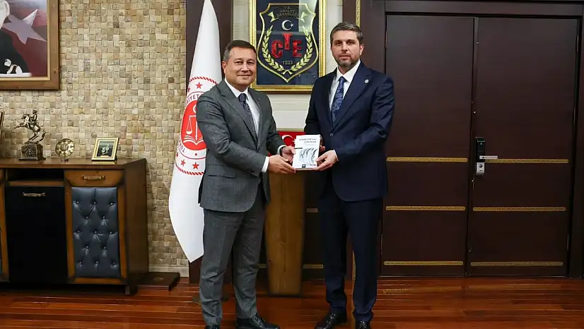 İki Elazığlı Ankara'da buluştu: Ceza ve Tevkifevleri Genel Müdürü Yıldırım'dan Nazırlı'ya kitap jesti