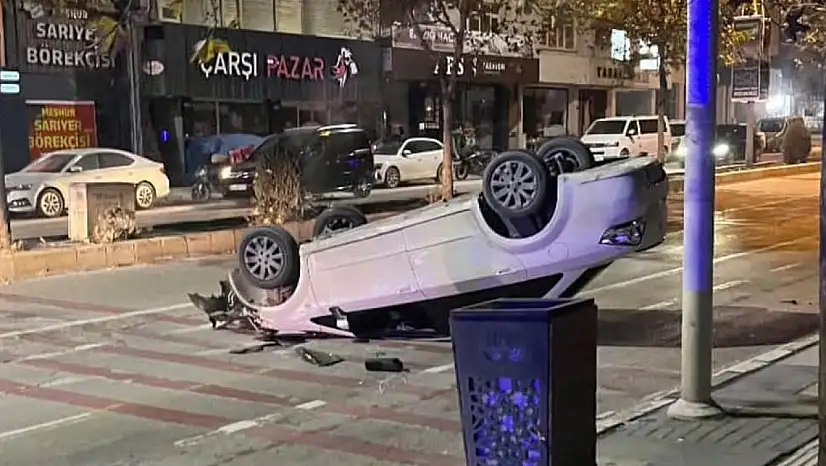 Kontrolden çıkan otomobil MOBESE direğine çarptı