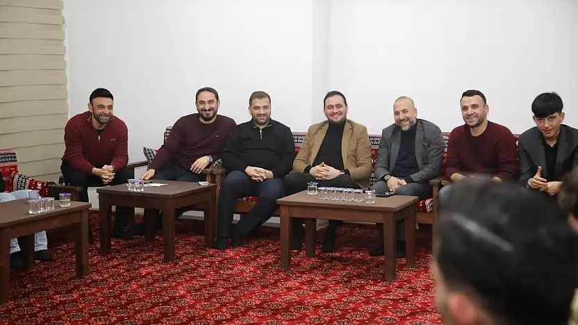 Selmanoğlu sahada, gençler masada! Elazığ'da yeni bir gençlik ajandası yazılıyor