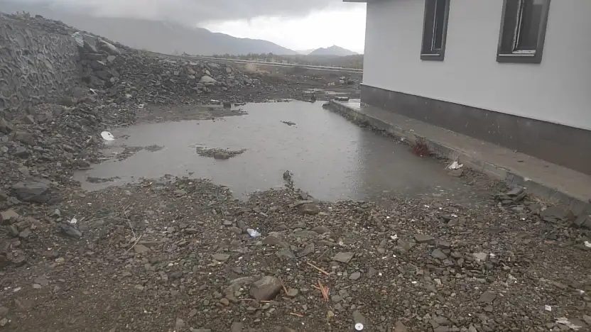 Arıcak'ta mağduriyetler bitmiyor: Deprem konutlarındaki arızalar aylardır yapılmıyor!