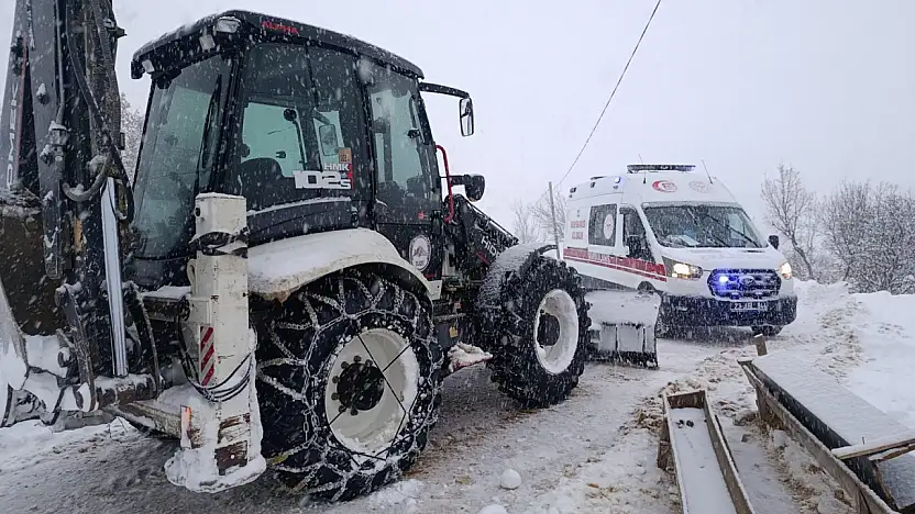 Baskil'de ambulansın imdadına kar kaplanları yetişti!