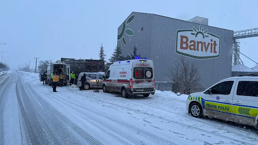 Buzlanan yollar facia getirdi: Hafif ticari araç tırın altına girdi
