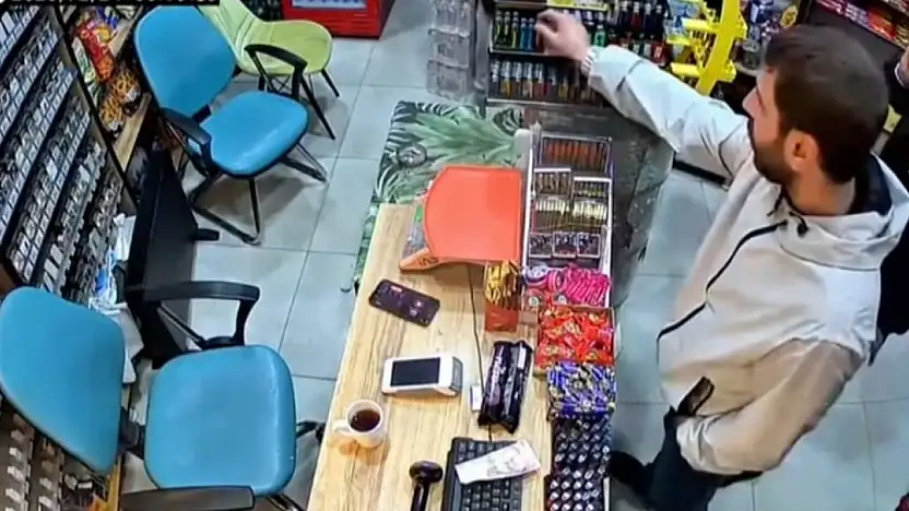 Elazığ'da büfede yaşanan hırsızlık güvenlik kamerasında