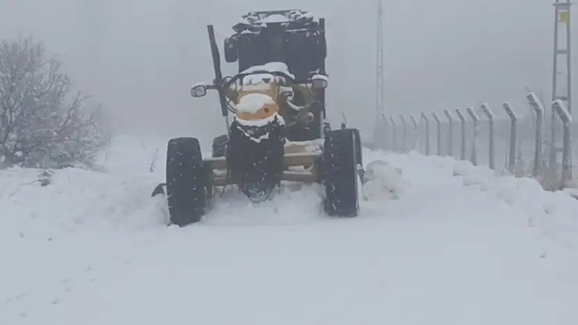 Elazığ'da kar kırsalı felç etti: 323 köy yolu ulaşıma kapandı