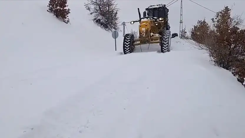 Elazığ İl Özel İdare'den kar seferberliği: 273 köy yolunda mesai sürüyor!