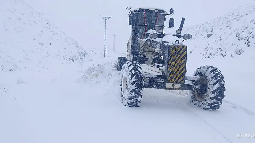 Köy yollarında 'Beyaz' mücadele: Elazığ'da kapalı yollar tek tek açılıyor