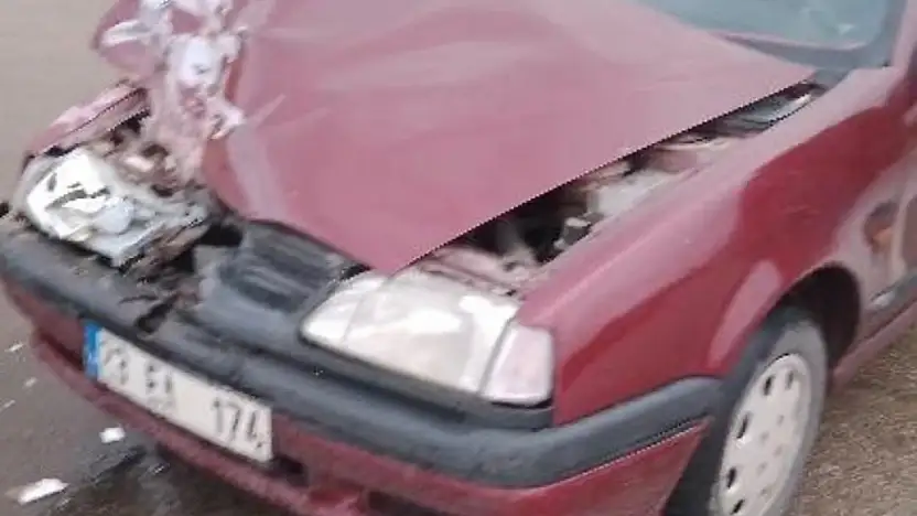 Elazığ'da kavşakta otomobil ile pikap kaza yaptı!