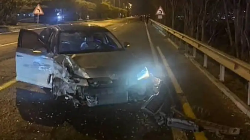 Elazığ'da kontrolden çıkan otomobil refüje çarpıp karşı şeride geçti