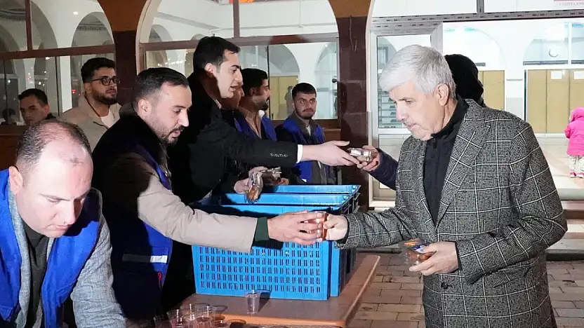 Kandilin bereketi paylaşımla çoğaldı: Elazığ'da gelenek bozulmadı