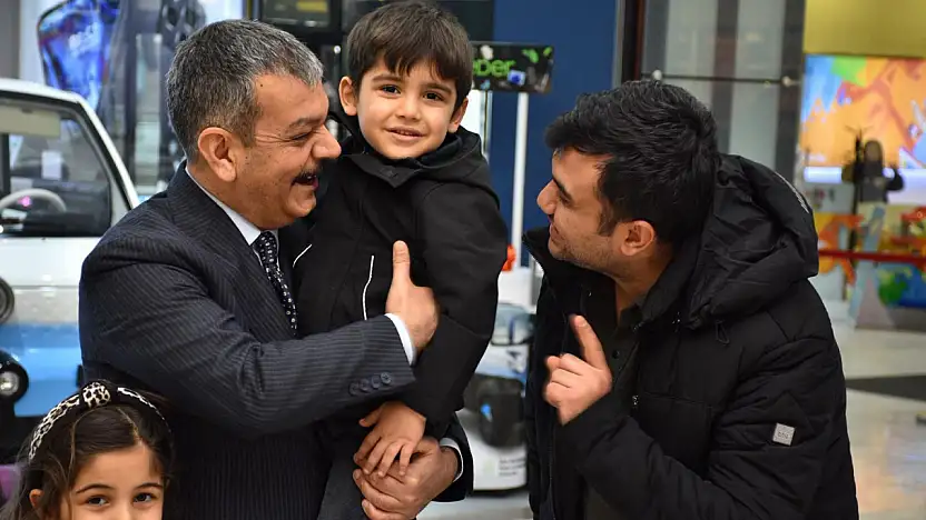 Hem esnafı dinledi hem çocukları güldürdü: Vekil Keleş sahayı boş bırakmadı!