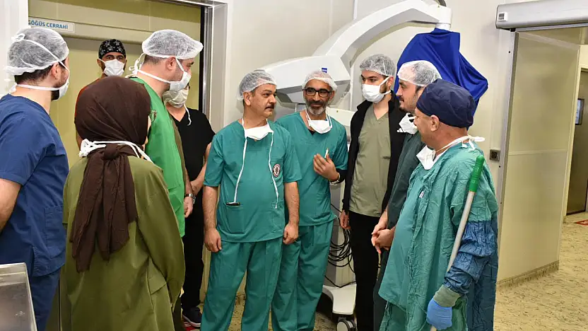 Vekil Keleş ameliyathanede! Eski mesai arkadaşlarıyla sağlığın nabzını tuttu