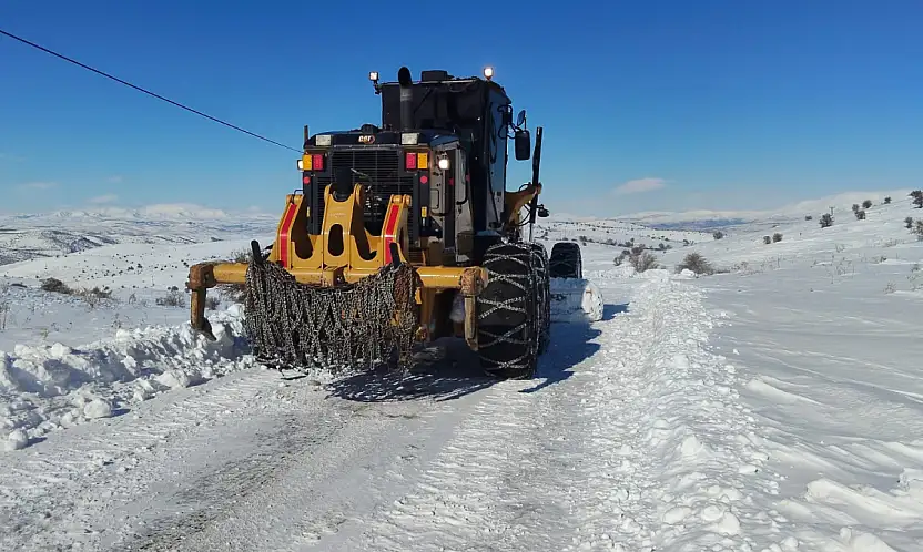 Açılan yollar tipiyle tekrar kapanıyor! Elazığ'da kar nöbeti sürüyor