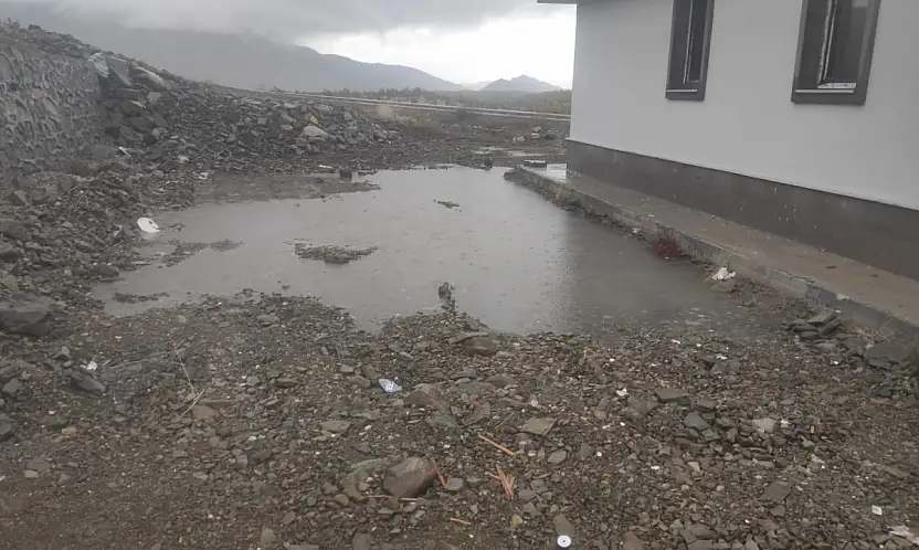 Arıcak'ta mağduriyetler bitmiyor: Deprem konutlarındaki arızalar aylardır yapılmıyor!