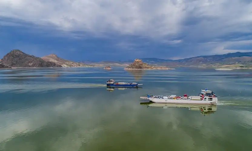 Asfaltın bittiği yer maviye açılıyor: İşte Elazığ'ın feribot hikayesi