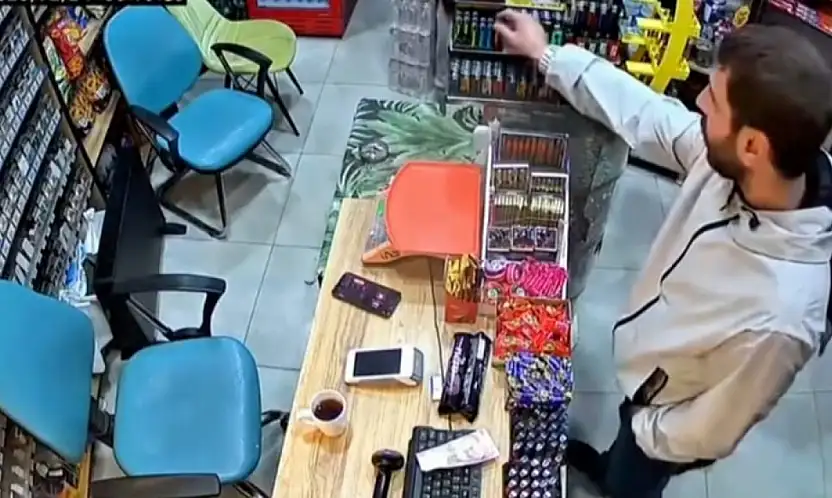 Elazığ'da büfede yaşanan hırsızlık güvenlik kamerasında