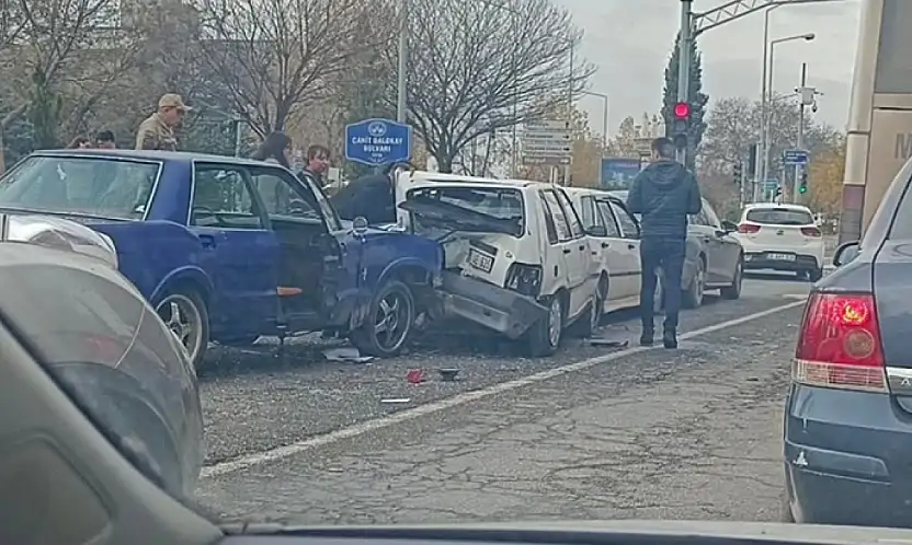 Elazığ'da dört araç birbirine girdi: İki yaralı!