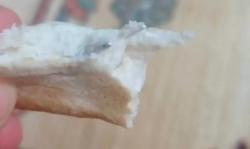 Elazığ'da ekmeğin içinden vida çıktı: Vatandaş şaşkına döndü