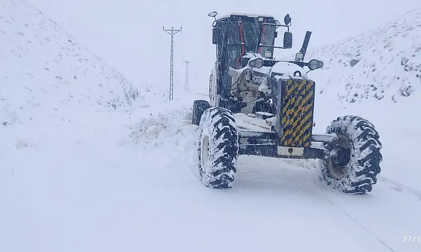 Köy yollarında 'Beyaz' mücadele: Elazığ'da kapalı yollar tek tek açılıyor