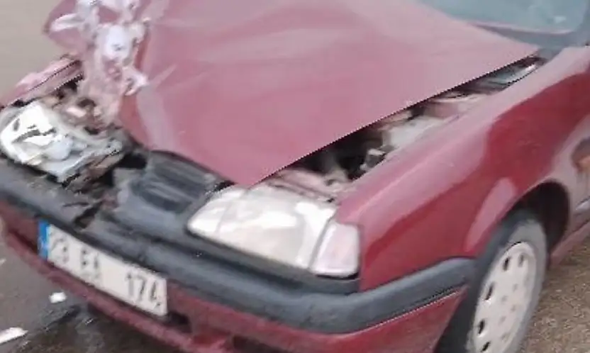 Elazığ'da kavşakta otomobil ile pikap kaza yaptı!