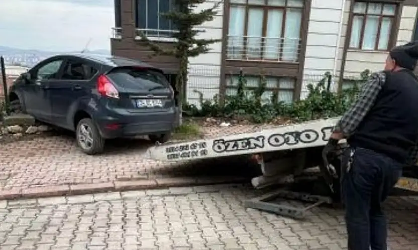 Elazığ'da kontrolünü kaybeden sürücü istinat duvarına çarptı