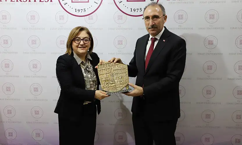 Fatma Şahin'den Rektör Göktaş'a ayakta alkış: 'Elinizden öpüyorum, vallahi billahi iyi adamsınız'