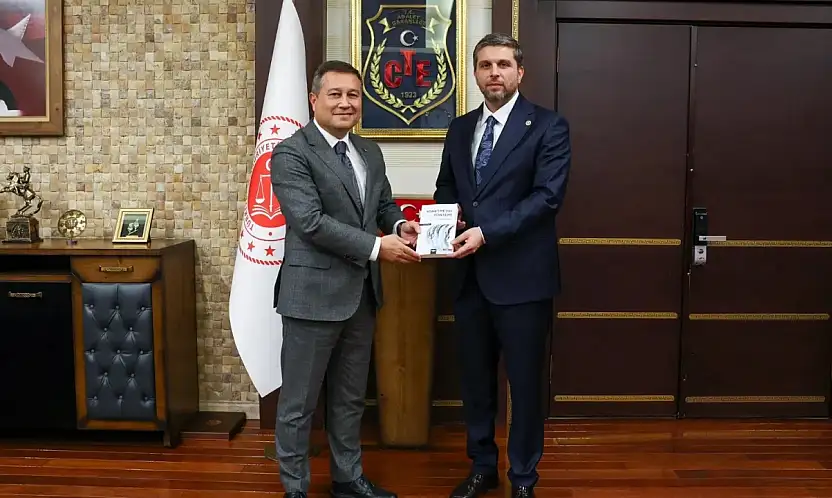 İki Elazığlı Ankara'da buluştu: Ceza ve Tevkifevleri Genel Müdürü Yıldırım'dan Nazırlı'ya kitap jesti