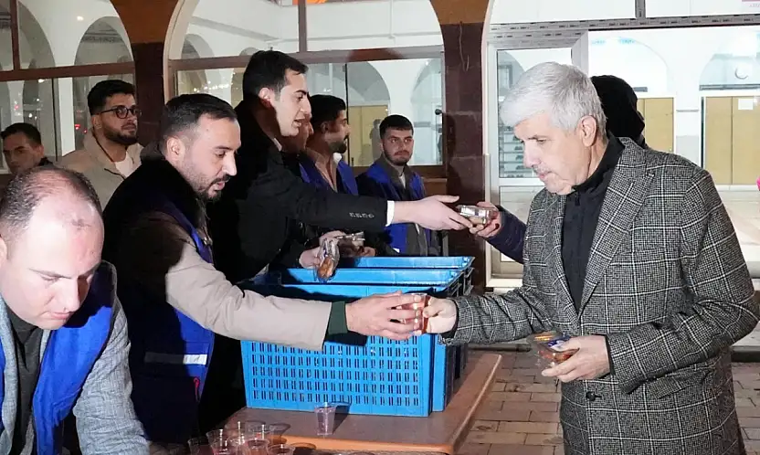 Kandilin bereketi paylaşımla çoğaldı: Elazığ'da gelenek bozulmadı