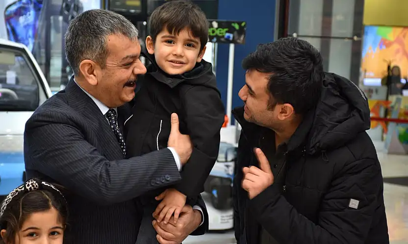 Hem esnafı dinledi hem çocukları güldürdü: Vekil Keleş sahayı boş bırakmadı!