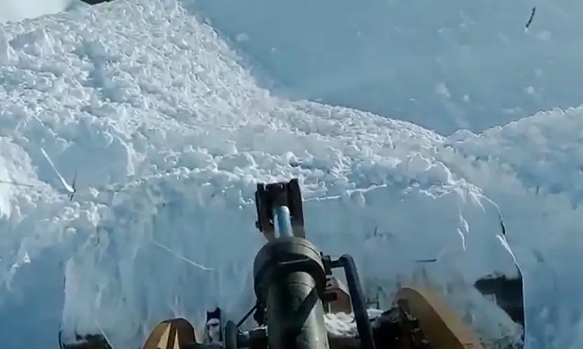 Kar yağışı çığı getirdi: Palu'da kapanan köy yolu açıldı